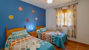 4 bedrooms, travel cot, WiFi - Casa Fuente Velez Sayalonga by Ruralidays (Málaga)