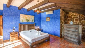 5 bedrooms, travel cot, WiFi