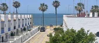 Remarkable 3-Bed Apartment in Chipiona