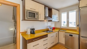 Réfrigérateur, micro-ondes, plaque de cuisson, lave-vaisselle