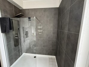 Dusche, kostenlose Toilettenartikel, Haartrockner, Handtücher