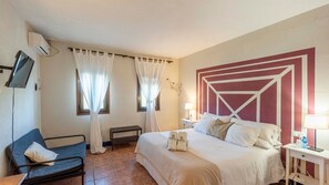 A hotel room with a bed, a chair, a desk, and a TV. - Cortijo Carrillo Antequera by Ruralidays (Málaga)