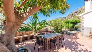 Outdoor dining - Villa Virginia Arenas by Ruralidays (Málaga)