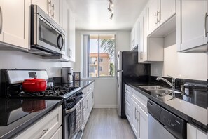 Geladeira, micro-ondas, fogão, cooktop