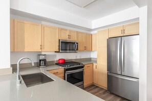 冷蔵庫、電子レンジ、オーブン、食器洗い機