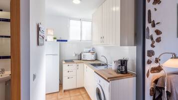 Refrigerador, microondas, parrilla de estufa y cafetera y tetera