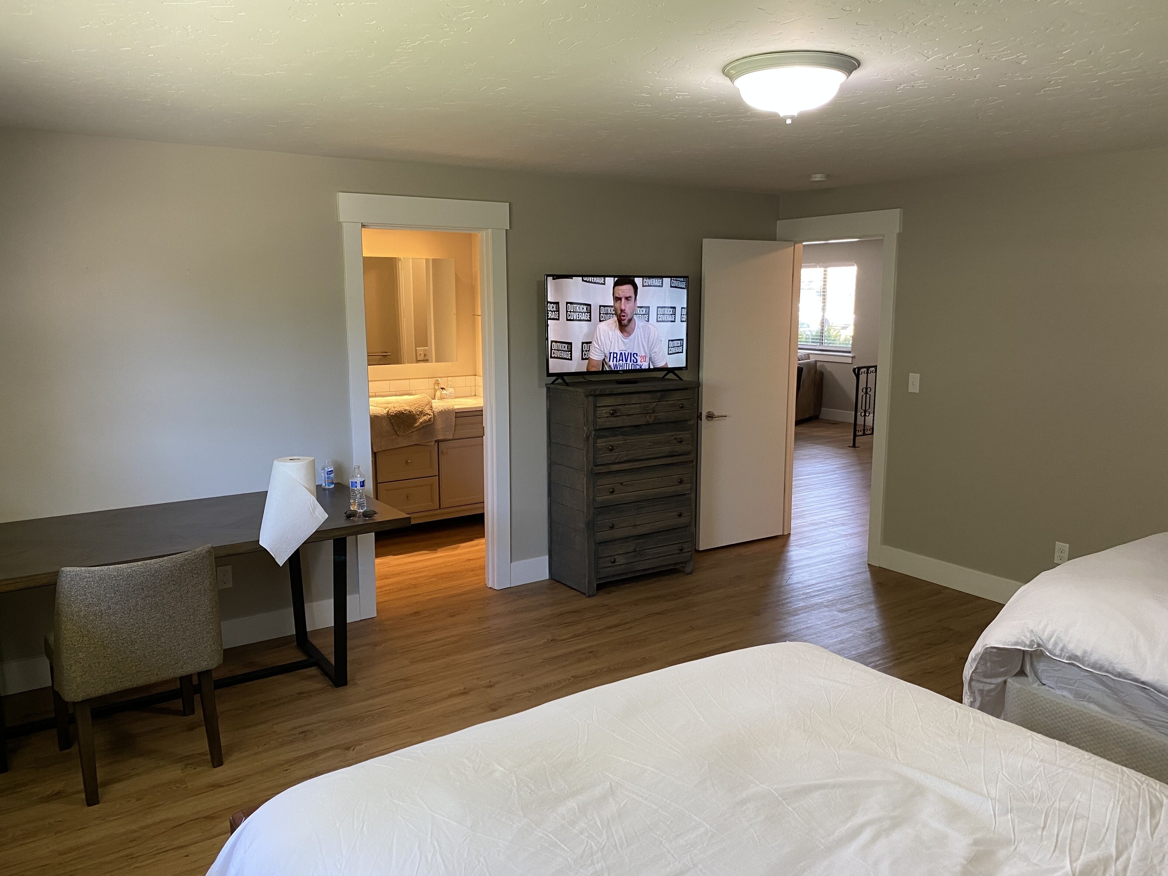 2 soverom, skrivebord, strykejern/-brett og wi-fi (inkludert)