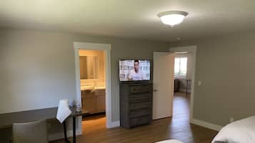 2 soverom, skrivebord, strykejern/-brett og wi-fi (inkludert)