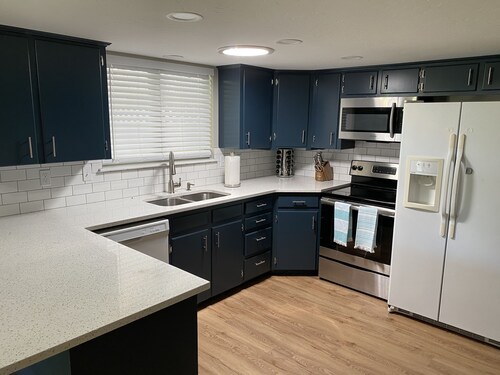 Perfect for Long Stays. Recently remodeled townhouse next to Freeway & C of I. 