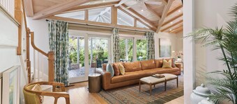 6 Bedroom home with Pool located at the East Beach 9th Street Entrance