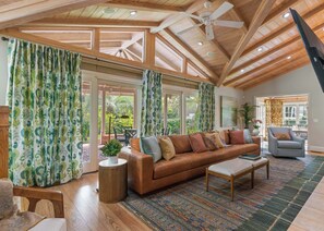 Smart TV - 6 Bedroom home with Pool located at the East Beach 9th Street Entrance (St Simons Island)