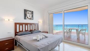 2 slaapkamers, een strijkplank/strijkijzer, internet, beddengoed