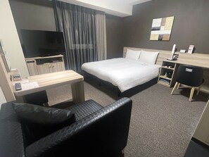 Escritorio, wifi gratis y ropa de cama 