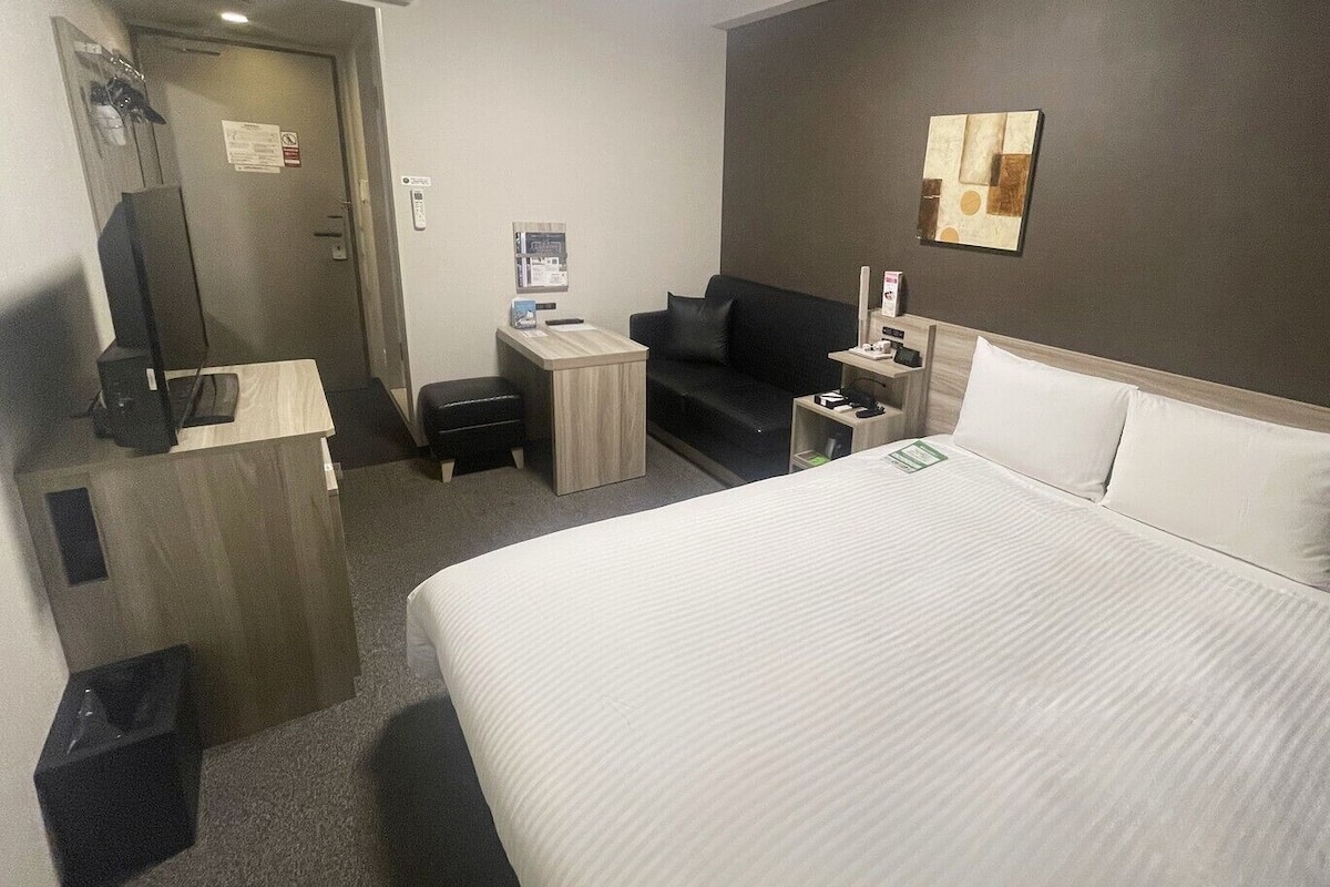 Desk, free WiFi, bed sheets
