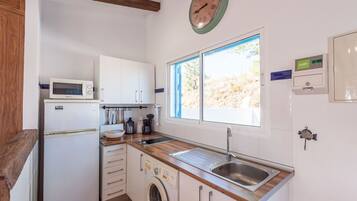 Een koelkast, een magnetron, een kookplaat