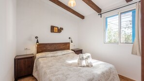 1 habitación, tabla de planchar con plancha, cuna de viaje y wifi 
