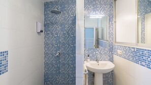 Douche, sèche-cheveux