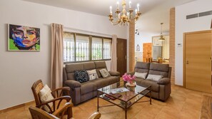 Télévision, cheminée, table de tennis de table