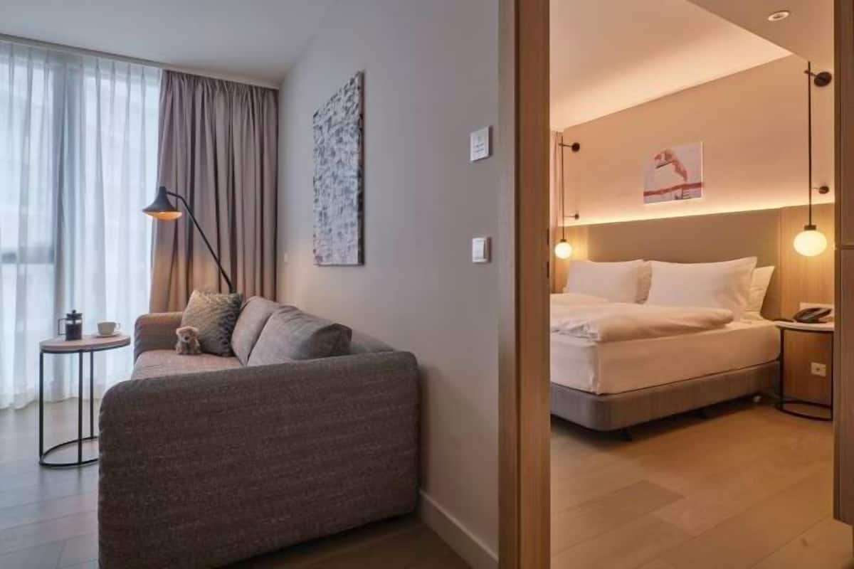 Área de sala de estar | Televisión LED de 49 pulgadas con canales vía satélite y televisión