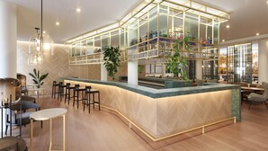 Un área de bar moderna con cerramiento de vidrio, mostrador de madera y asientos.