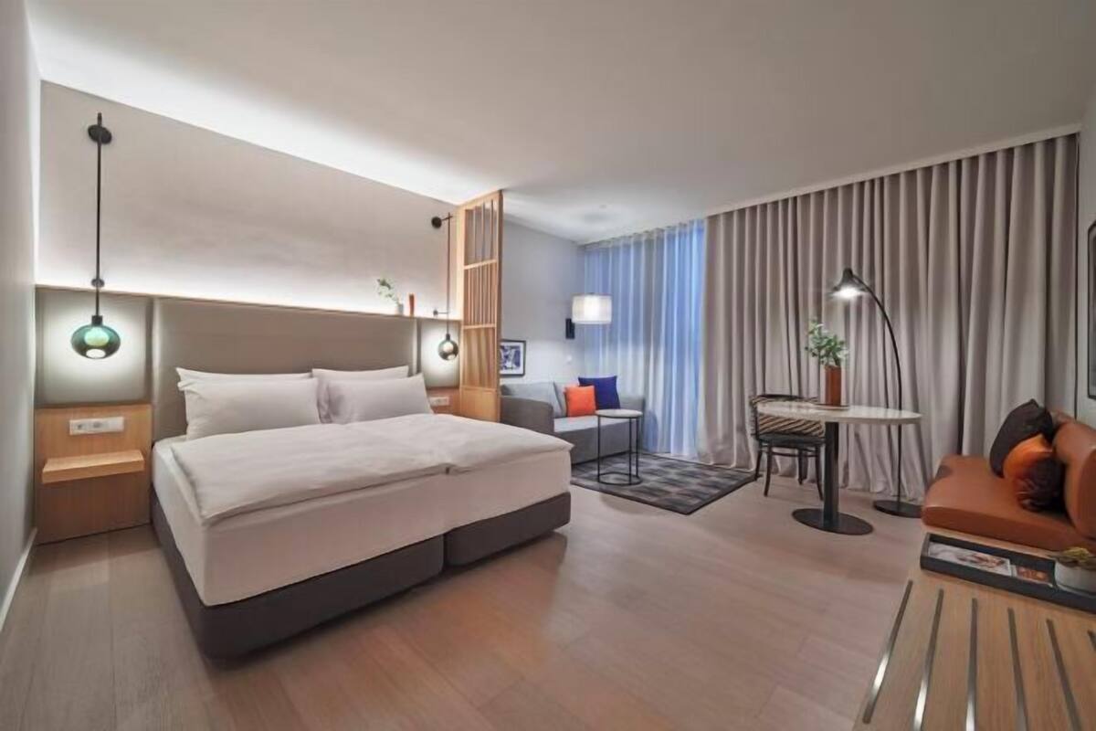 Ropa de cama hipoalergénica, caja fuerte, escritorio