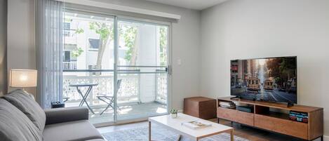 Una televisión, un reproductor estéreo