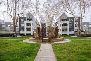 Property grounds - Ample DT Mountain View 2BR w/ Pool, Gym, Parking, Patio, by Blueground (Mountain View)