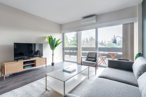 Airy Palo Alto 1BR w/ Pool, Fitness Center, nr. SU, by Blueground