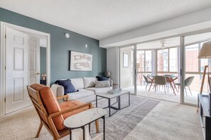 TV, stereo - Lovely Mount Vernon 2BR w/ Gym + W/D + Rooftop near metro, by Blueground (Washington, D.C)