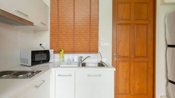 Een koelkast, een magnetron, een vaatwasser