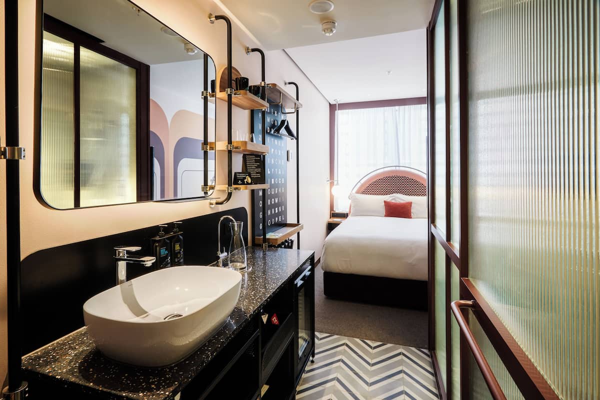 Room, 1 Queen Bed, City View (Snug) | Pillowtop beds, in-room safe, blackout drapes, soundproofing