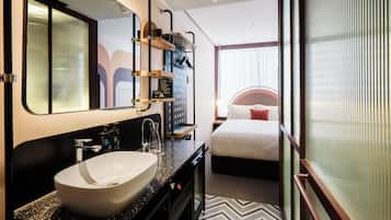 Rom, 1 queensize-seng, byutsikt (Snug) | Senger med overmadrass, safe på rommet, blendingsgardiner og lydisolert