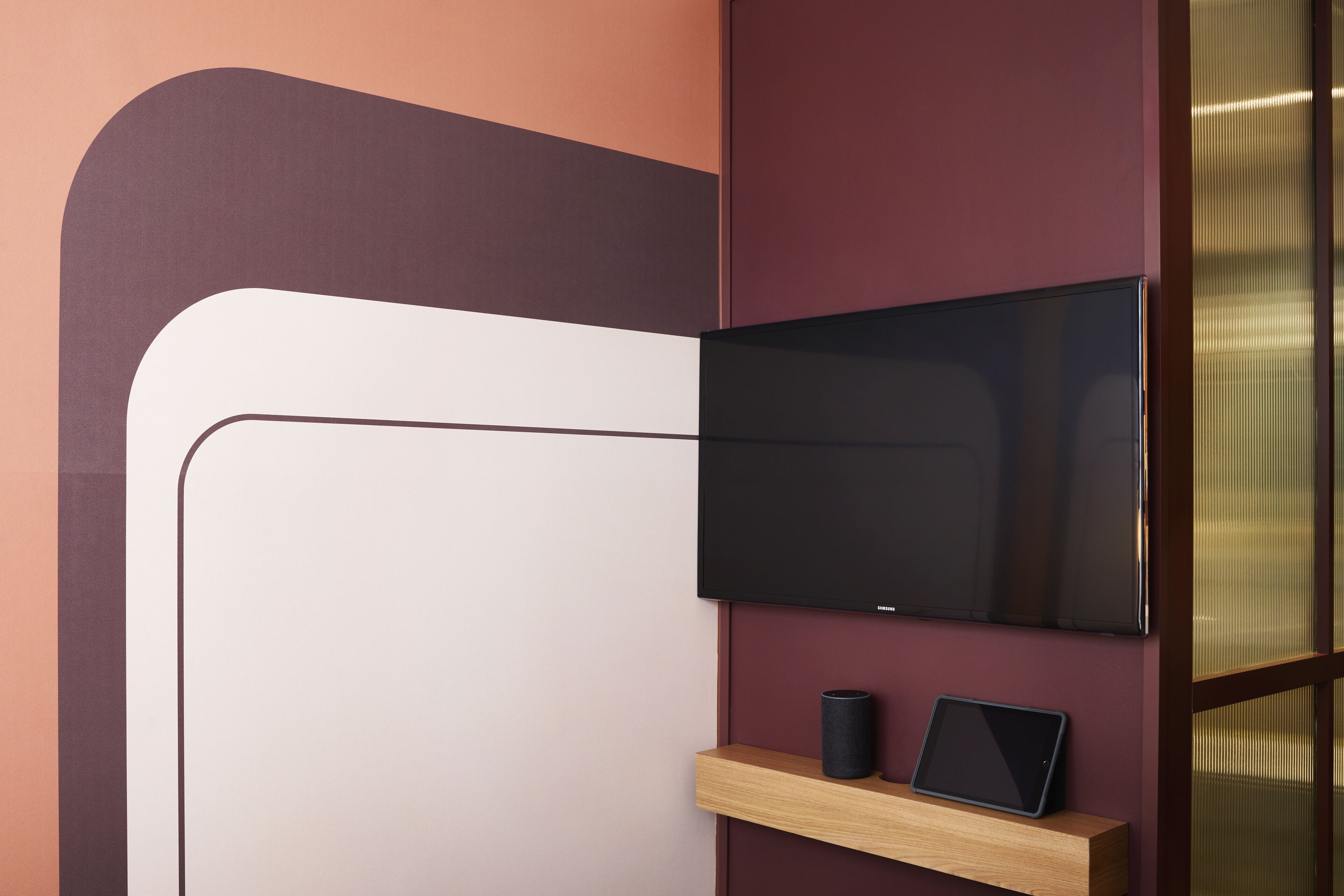 go go snug | living area | 40-inch smart tv with digital channels, tv, ipod dock