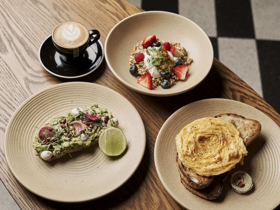 Tres platos de comida sobre una mesa de madera.