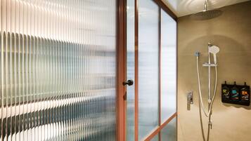 Produtos de toalete biodegradáveis, secador de cabelo, roupões de banho