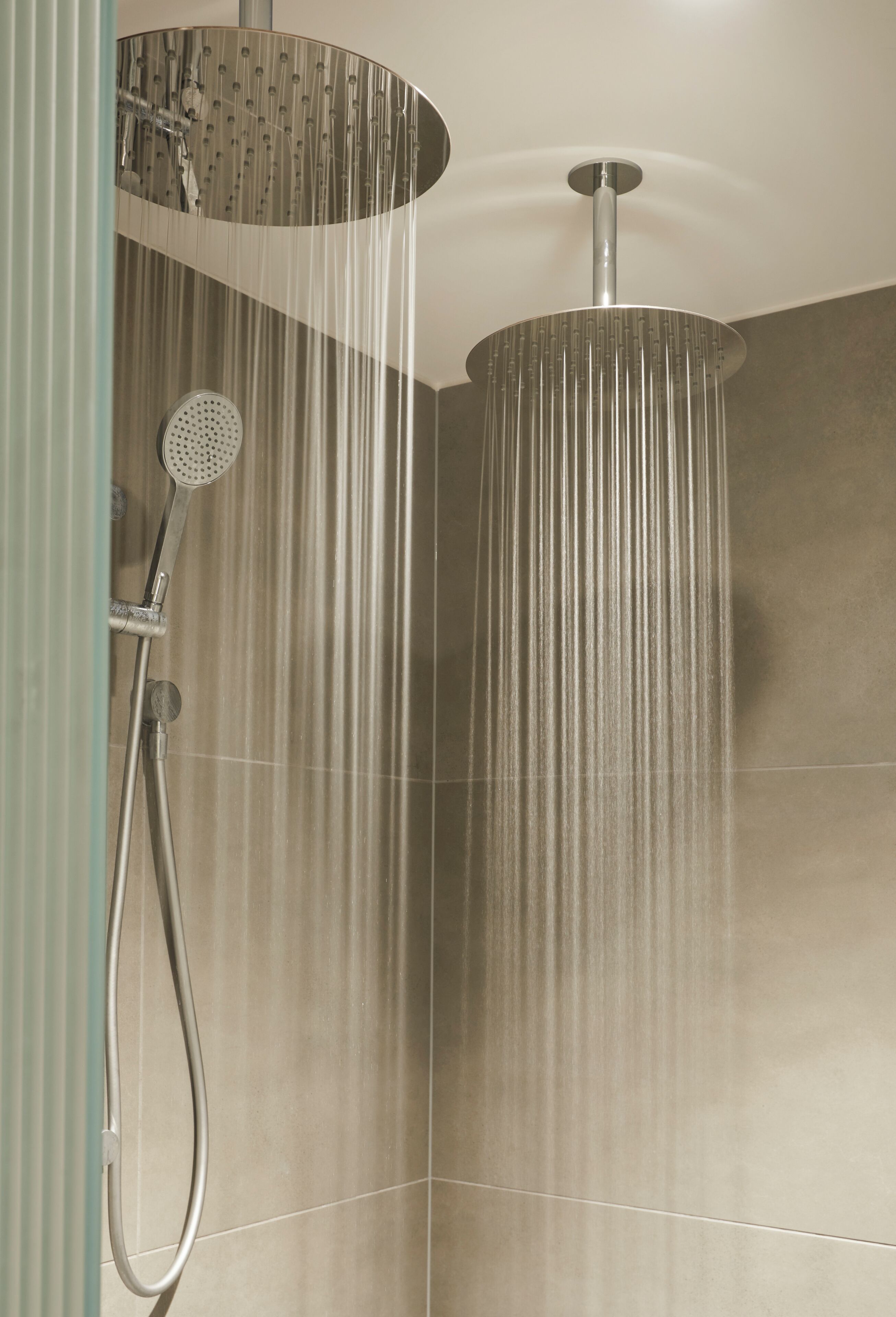 Suite, 1 très grand lit (Rock Star) | Salle de bain | Articles de toilette écologiques, sèche-cheveux, peignoirs, chaussons
