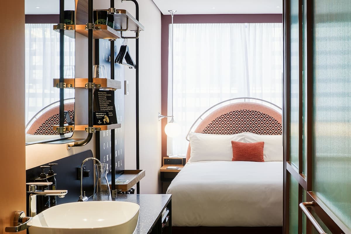 Basic-Zimmer, 1 Queen-Bett (Go Go) | Pillowtop-Betten, Zimmersafe, Verdunkelungsvorhänge