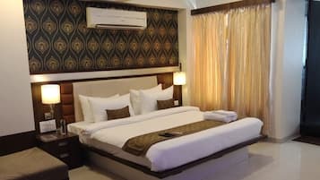 1 bedroom, Egyptian cotton sheets, premium bedding, down duvets