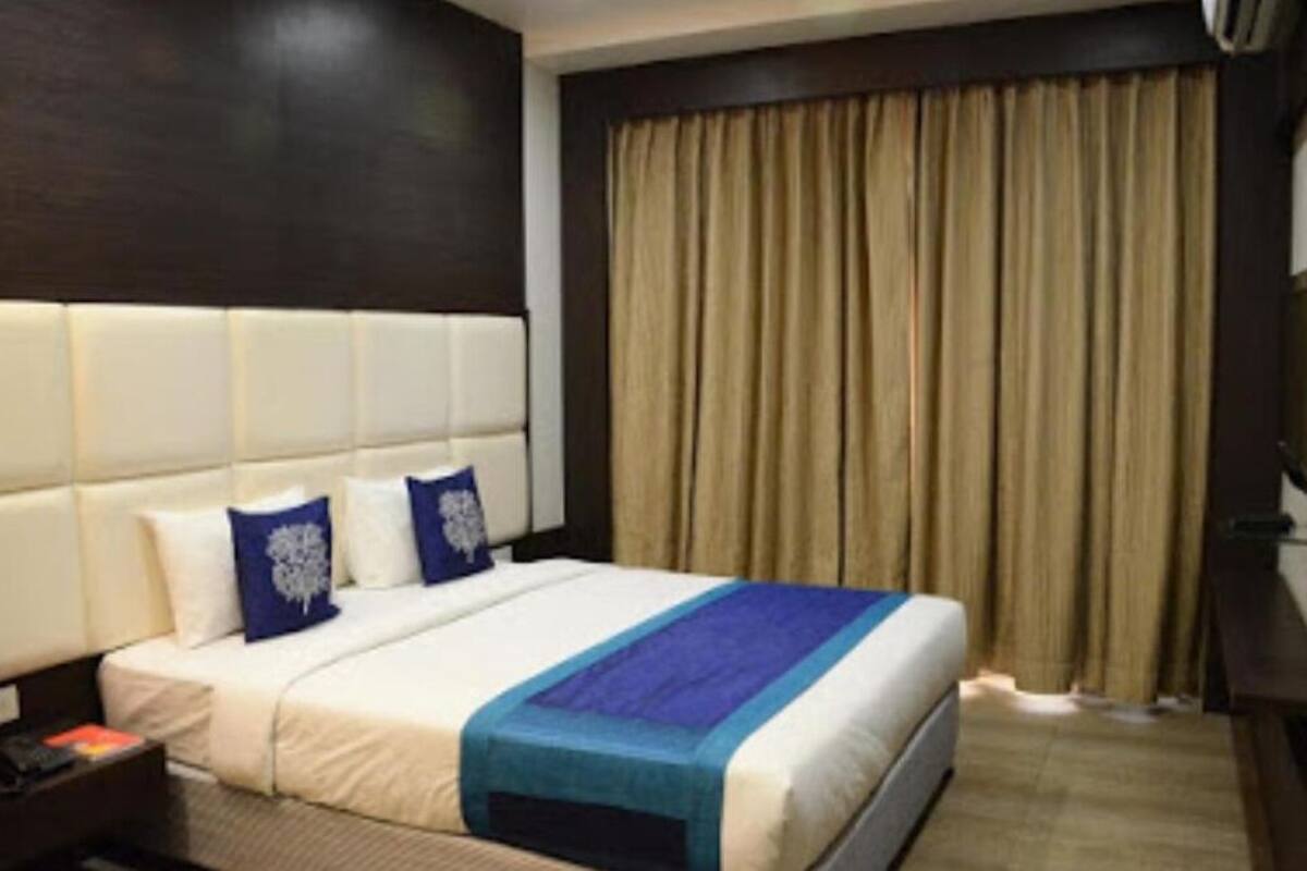 1 bedroom, Egyptian cotton sheets, premium bedding, down duvets