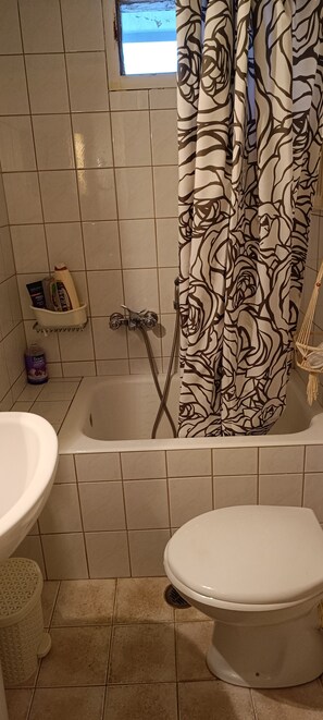 Bathroom - A cozy home away home. (Zaros)
