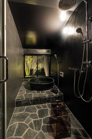 Sanjusangendo Yoinotake | Bathroom | Combined shower/bathtub, deep-soaking bathtub, rainfall showerhead - Sanjusangendo Yoinotake (Kyoto)