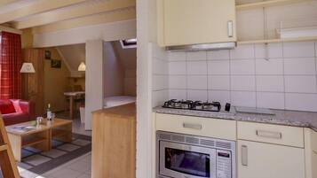 Fridge, cookware/dishes/utensils