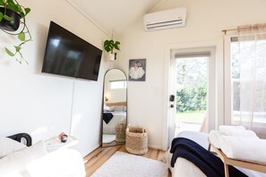 2 habitaciones, escritorio y tabla de planchar con plancha
