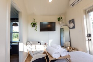 2 bedrooms, desk, iron/ironing board, travel cot