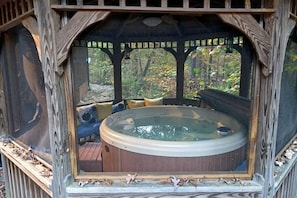 Outdoor spa tub - Hawk Haven.hot tub, wifi, sauna,2 fireplaces, Fenced yd, Pets ok. custom Kitchen (Morganton)