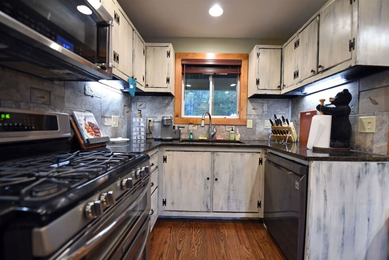 冷蔵庫、電子レンジ、オーブン、コンロ