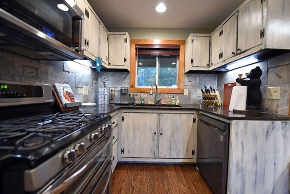 Køleskab, mikrobølgeovn, ovn, kogeplade