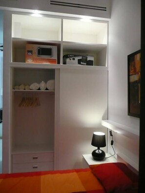 1 bedroom, iron/ironing board, internet, bed sheets