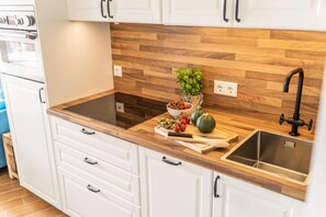 KĂŒhlschrank, Mikrowelle, Ofen, Herdplatte