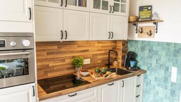 Kühlschrank, Mikrowelle, Ofen, Herdplatte